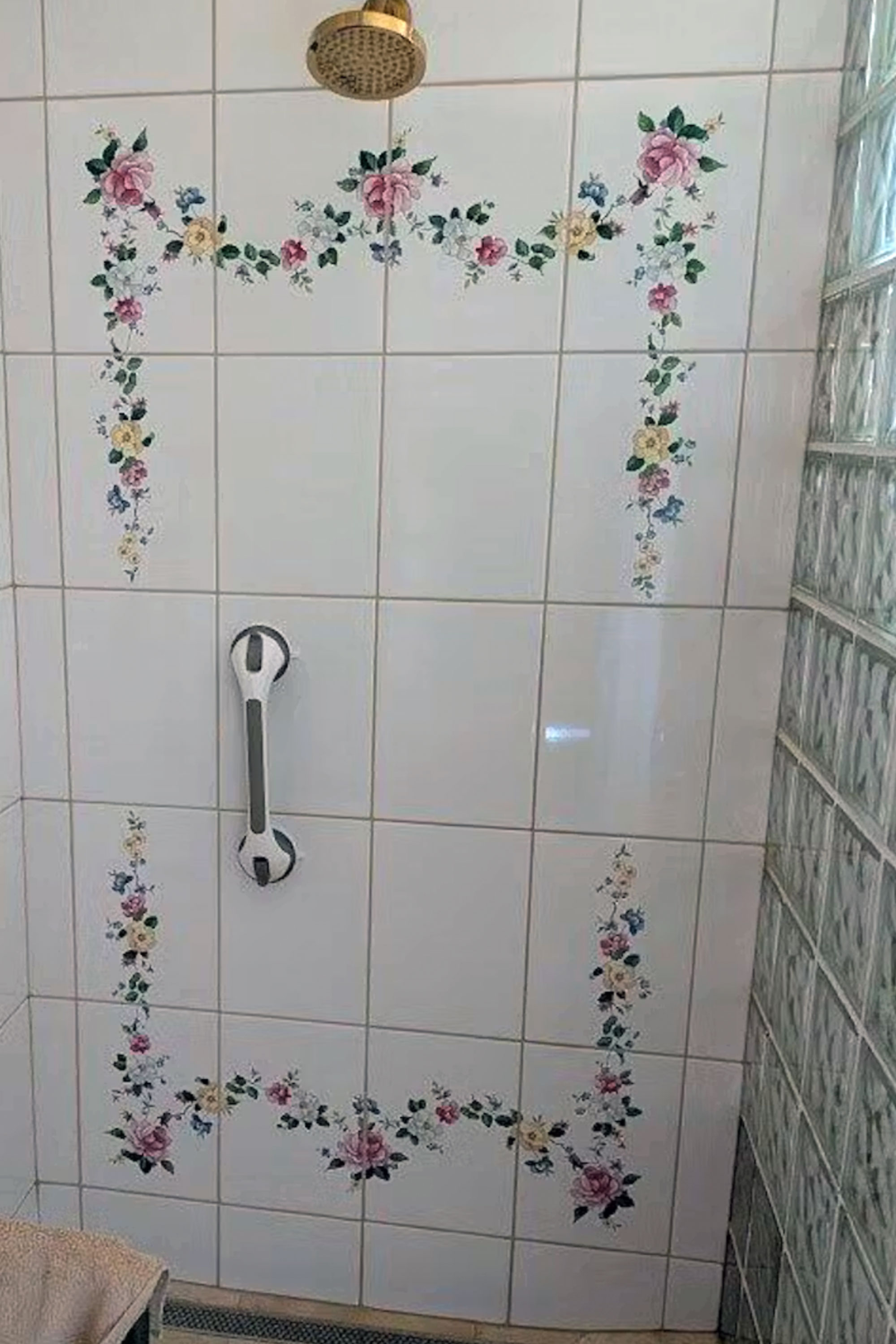 Creating a Stunning Chintz Roses Shower Tile Mural